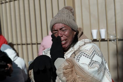 Una migrante colombiana de 48 años rompe en llanto después de que su cita por CBP One fue cancelada en el puente internacional Paso del Norte de Ciudad Juárez, México, limítrofe con Estados Unidos.