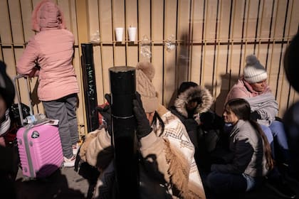 Una migrante recibe la noticia del cierre del CBP One, en Ciudad Juárez, Chihuahua, este 20 de enero
