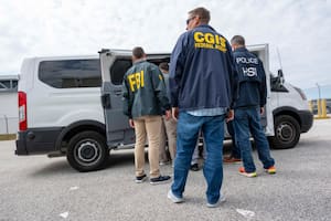 Una migrante se casó con un funcionario de la Guardia Costera y fue detenida en Florida por tener la visa vencida