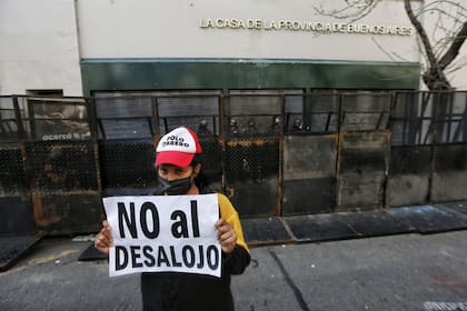 Una militante del Polo Obrero, frente a la Casa de la Provincia de Buenos Aires
