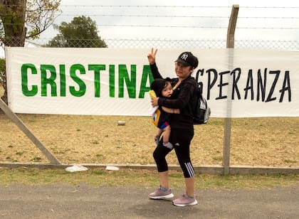 Una militante kirchnerista llega al estadio platense