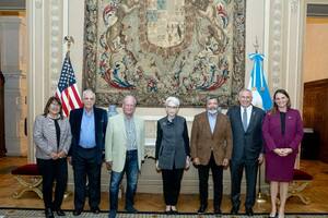 Una misión de la CGT, en la embajada de Estados Unidos, el año pasado: Marta Pujadas, José Luis Lingeri, Andrés Rodríguez, Wendy Sherman, Gerardo Martínez, Marc Stanley y Victoria Tyszka Cedeño