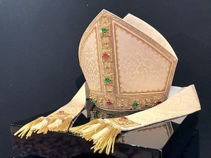 Una mitra bordada al detalle