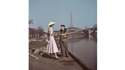 Una modelo de Dior junto a un pescador en París