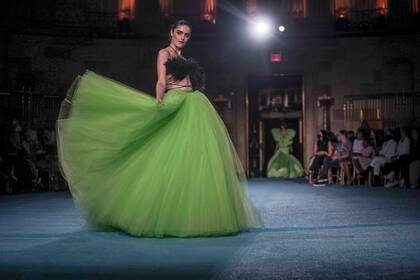 Una modelo desfila durante la presentación de la nueva colección de Christian Siriano en la Semana de la Moda de Nueva York, el martes 7 de septiembre de 2021. (AP Foto/Bebeto Matthews)