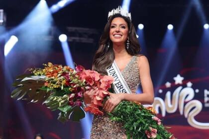 Una modelo latina de 37 años fue nombrada Miss Universo en su país y dio a luz a su cuarto bebé aun con la corona (Instagram/@jennifercolonpr)