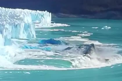 Una mole de hielo emerge tras un desprendimiento en el glaciar Perito Moreno
