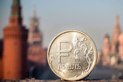 Una moneda de rublo ruso se muestra frente al Kremlin en el centro de Moscú, el 28 de abril de 2022