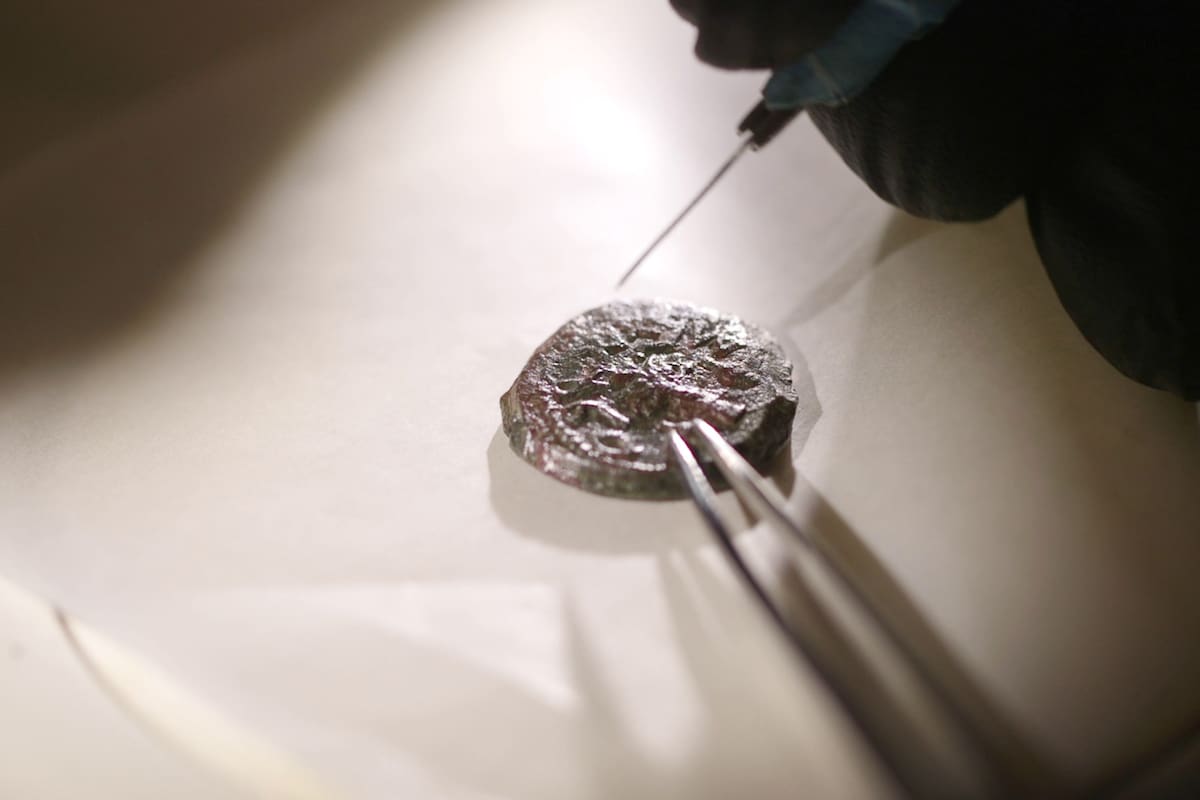 Una moneda milenaria acuñada por los judíos rebeldes se encontró en Jerusalén