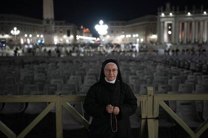 Una monja participa en la oración del rosario por la salud del papa Francisco, en la Plaza de San Pedro del Vaticano, el 27 de febrero de . (AP Foto/Alessandra Tarantino)