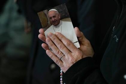 Una monja reza por la salud del papa Francisco en la Plaza de San Pedro en el Vaticano el 10 de marzo del 2025