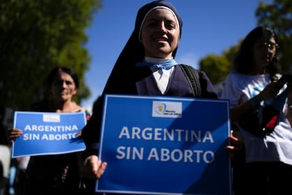 Una monja sostiene una pancarta con un mensaje que dice "Argentina sin aborto" durante una protesta contra el derecho al aborto, en Buenos Aires, Argentina, el sábado 23 de marzo de 2024. (Foto AP/Natacha Pisarenko)