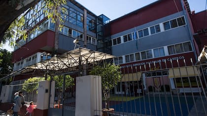 Una muerte misteriosa, una hija extramatrimonial y una pelea judicial envuelven a un tradicional colegio de Caseros