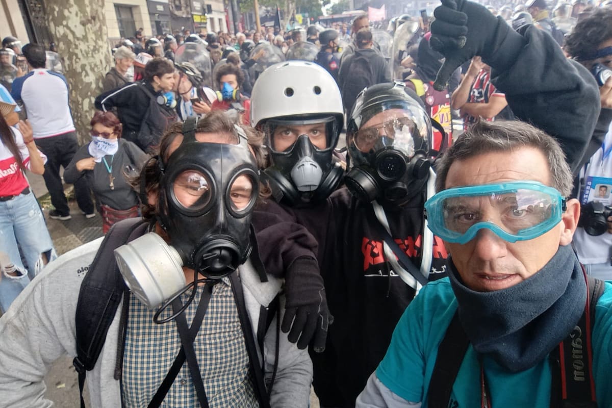 Una muestra de cómo se mueven los fotógrafos en la cobertura de marchas