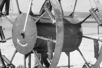 Una muestra del Panjandrum, conformado por una enorme rueda con cohetes encima.