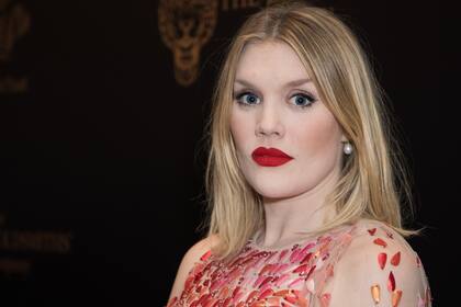 Emerald Fennell, la actriz, autora, guionista y directora británica, nominada al Oscar por Hermosa venganza, es la responsable del libro de Cinderella; interpreta a Camilla Parker Bowles en la serie The Crown y fue una de las responsables de Killing Eve