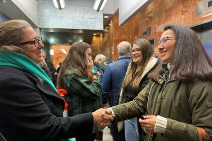 Una mujer a la izquierda le da la mano a la representante demócrata por Alaska Mary Peltola, a la derecha, en Anchorage, Alaska, el 4 de noviembre del 2024. (AP foto/Mark Thiessen)