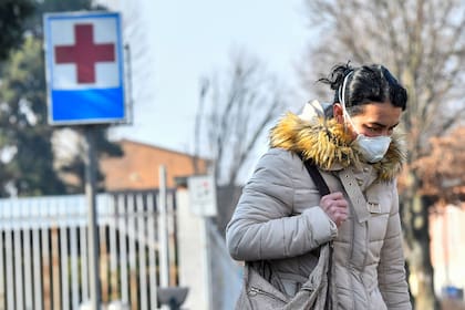 Una mujer a la salida del hospital de Codogno