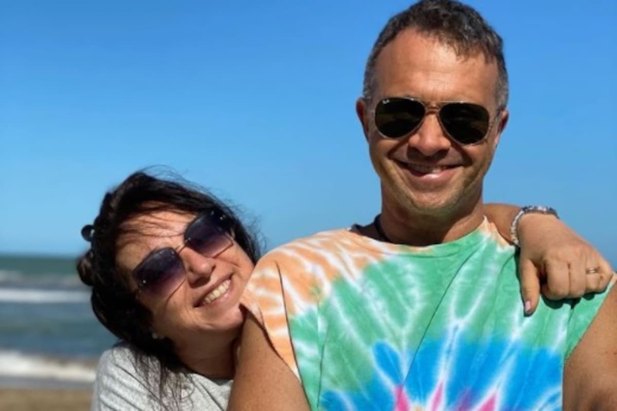 Una mujer abrazando a un hombre