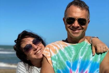 Una mujer abrazando a un hombre