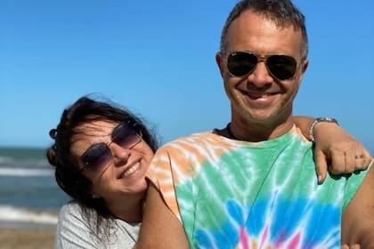 Una mujer abrazando a un hombre