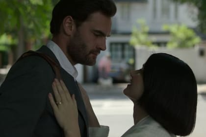 Una mujer abrazando a un hombre