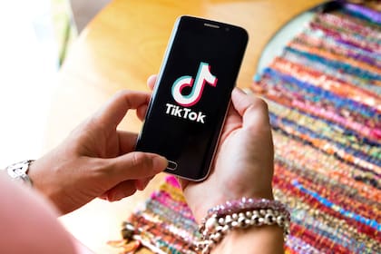Una mujer abre Tik Tok en su celular