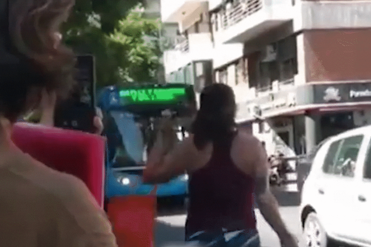 Una mujer apedreó un colectivo, harta por las demoras