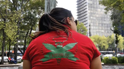 Una mujer asiste a una manifestación en Ciudad de México en septiembre.