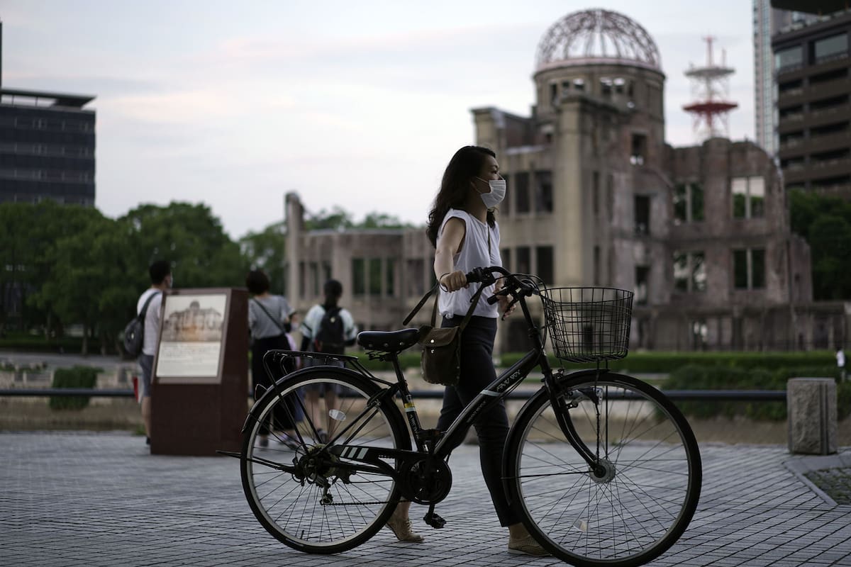 Una mujer avanza frente a la “Cúpula de la bomba atómica”, en vísperas de la conmemoración del bombardeo del 6 de agosto de 1945