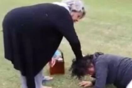 Una mujer ayuda a la que fue agredida en el golf de Pinamar