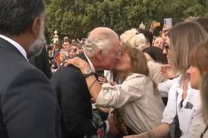 Una mujer besa al rey Carlos