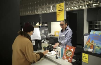 Una mujer cambia 100 kunas por un paquete de 33 monedas de euro croatas, equivalentes a 13,28 euros, en la oficina de correos de Zagreb, Croacia, el miércoles 14 de diciembre de 2022.