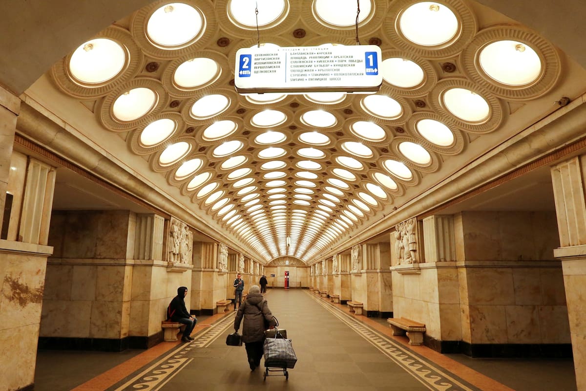Una mujer camina a lo largo de la estación de metro Elektrozavodskaya en Moscú, Rusia,