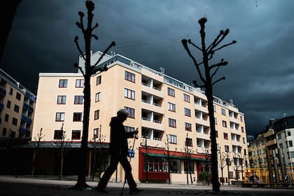 Una mujer camina afuera de un hogar de ancianos en Estocolmo el 4 de mayo de 2020 en plena pandemia de coronavirus