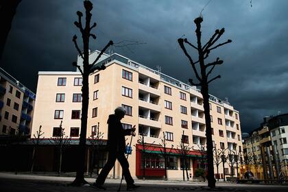 Una mujer camina afuera de un hogar de ancianos en Estocolmo el 4 de mayo de 2020 en plena pandemia de coronavirus