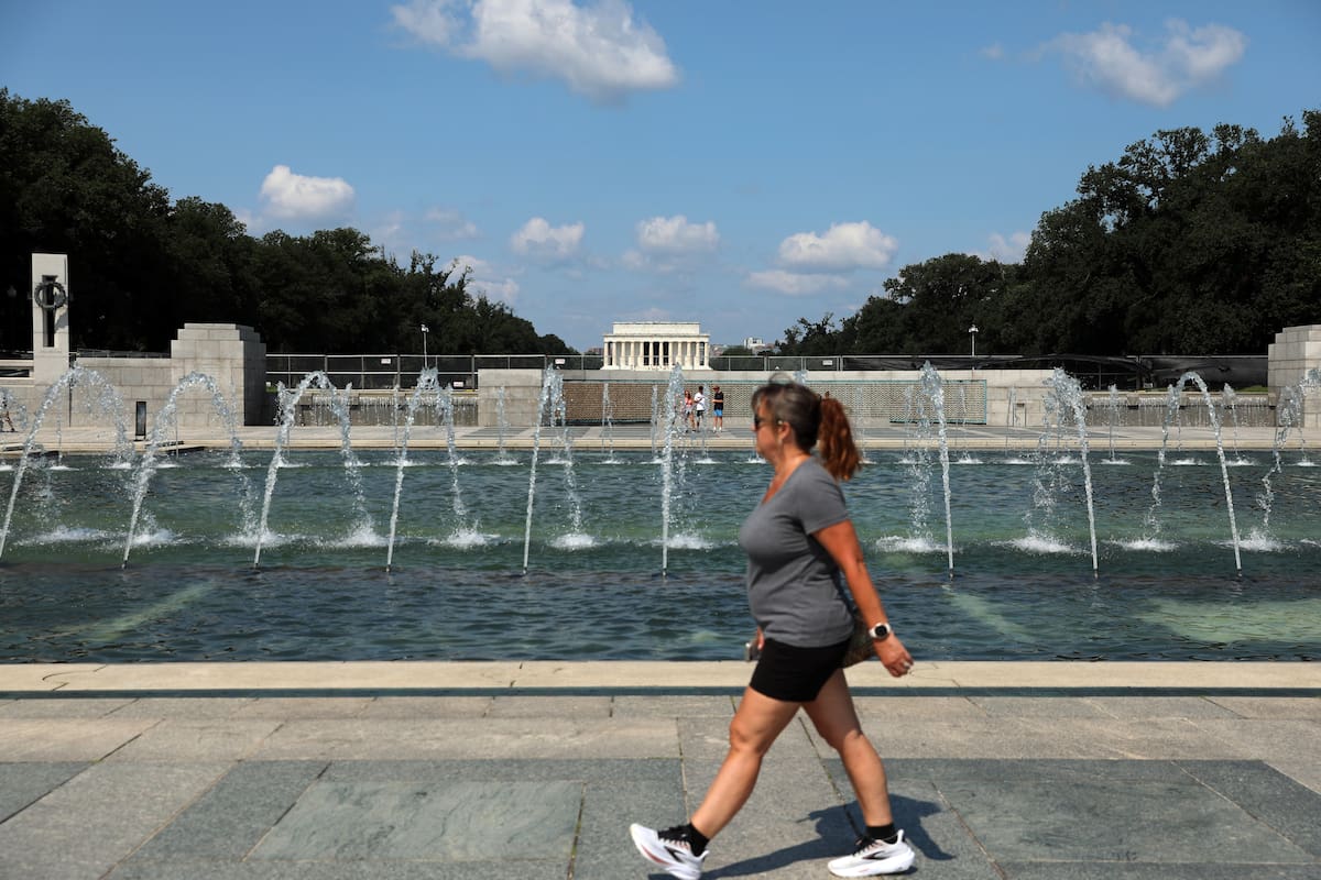Una mujer camina cerca de la fuente del Monumento a la Segunda Guerra Mundial, el miércoles 29 de ju