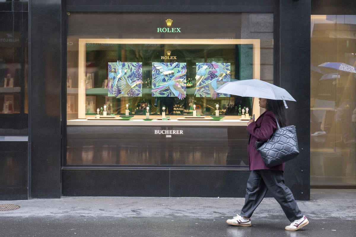 Una mujer camina frente a una tienda de relojes Rolex, en Grendelstrasse, el miércoles 16 de abril de 2025 en Lucerna, Suiza. (Urs Flueeler/Keystone vía AP)