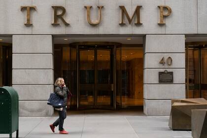 Una mujer camina frente al Edificio Trump, el miércoles 13 de enero de 2021, en la ciudad de Nueva York. (AP Foto/Mark Lennihan, Archivo)