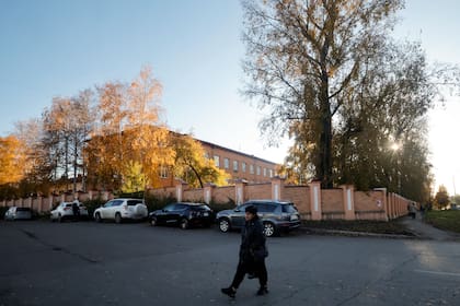 Una mujer camina frente al Instituto Antipeste de la ciudad de Irkutsk