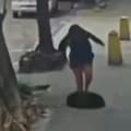 Una mujer caminaba por las calles de Río de Janeiro, pisó una tapa floja y cayó dentro de una alcantarilla