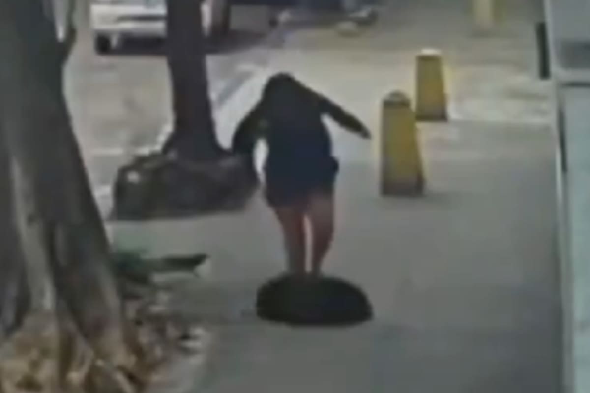 Una mujer caminaba por las calles de Río de Janeiro, pisó una tapa floja de alcantarilla y cayó al vacío
