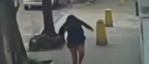 Una mujer caminaba por las calles de Río de Janeiro, pisó una tapa floja y cayó dentro de una alcantarilla