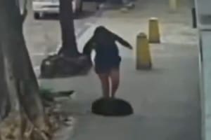 Una mujer caminaba por las calles de Río de Janeiro, pisó una tapa floja y cayó dentro de una alcantarilla