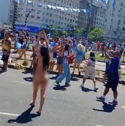Una mujer caminó desnuda por la 9 de julio esta mañana