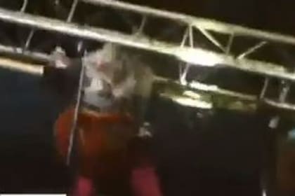 Una mujer cantaba un chamamé en Corrientes cuando la pantalla gigante se le cayó encima