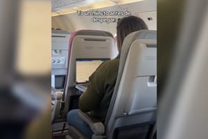 Una mujer captó el momento justo en el que una pasajera hacía un particular trámite antes de que el avión despegase (Captura video)
