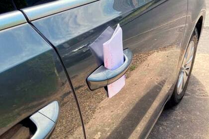 Una mujer compartió en Facebook el emotivo mensaje de que encontró en la puerta de su auto estacionado