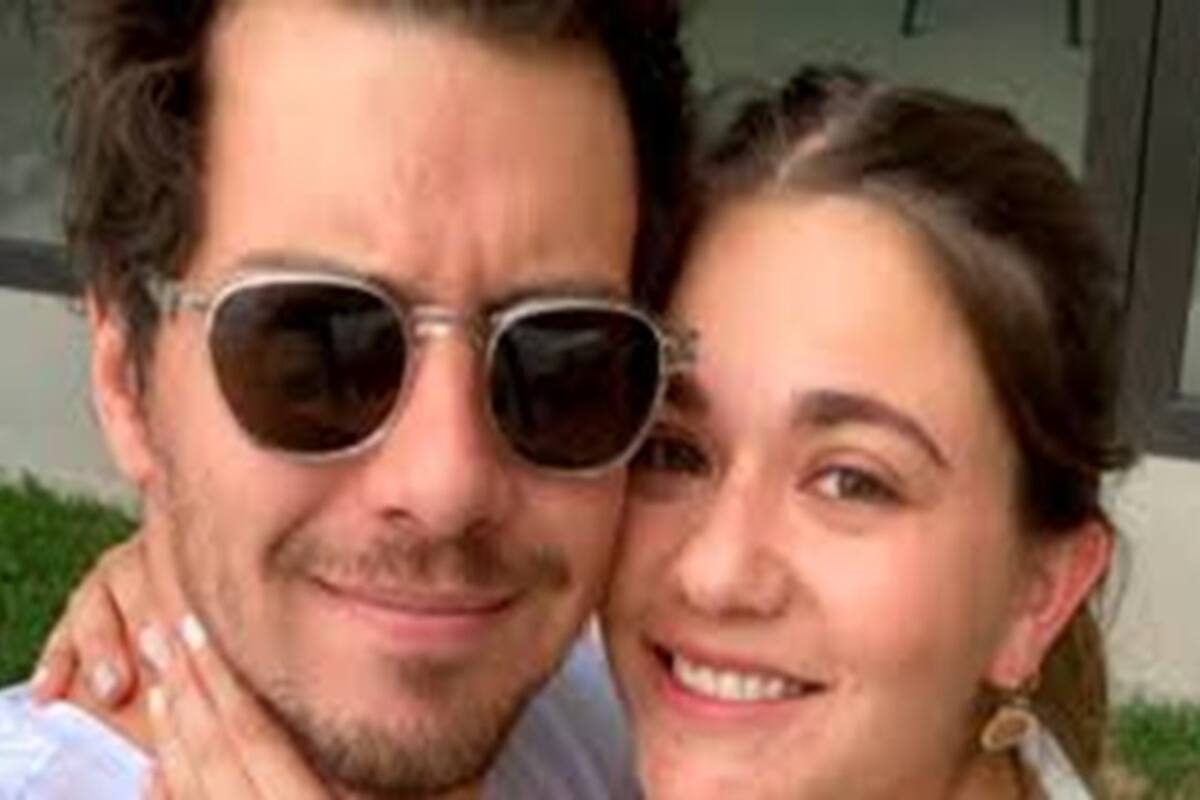 Una mujer compartió una curiosa foto que presentó como "la primera foto con su novio" y que se tomó antes de que ella naciera