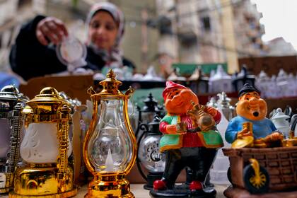 Una mujer compra artículos decorativos por el mes sagrado musulmán del Ramadán, en una tienda en Beirut, Líbano, el sábado 9 de marzo de 2024. (AP Foto/Bilal Hussein)